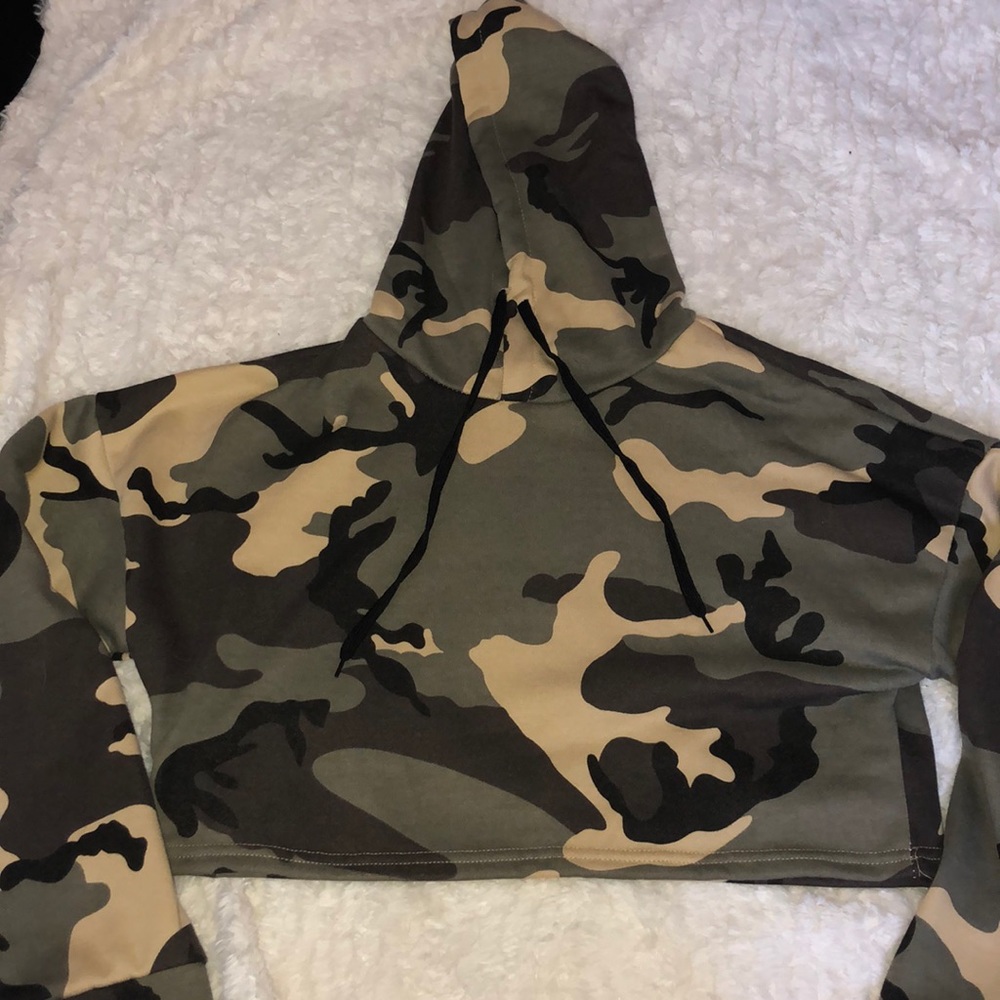 Camo crop top hoodie. Size Medium.